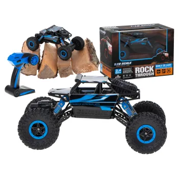 Niebieski samochód zdalnie sterowany RC Rock Crawler 1:18 podczas jazdy w terenie