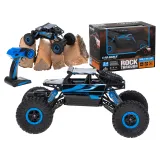 Niebieski samochód zdalnie sterowany RC Rock Crawler 1:18 podczas jazdy w terenie
