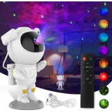 Biały astronauta rzutnik z pilotem do sterowania trybami