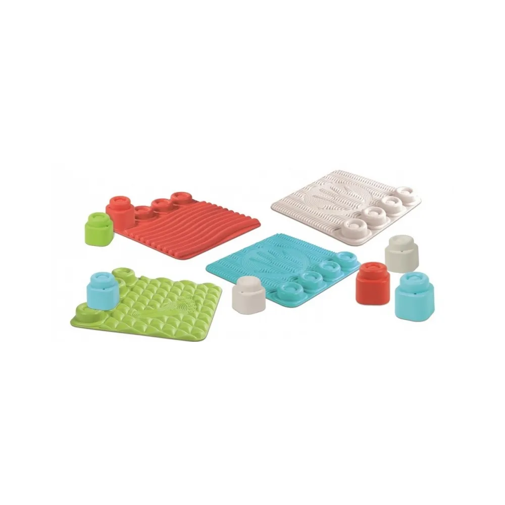 Miękkie klocki i cztery maty sensoryczne Clementoni rozłożone na podłodze