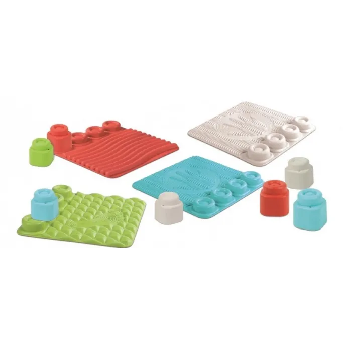 Miękkie klocki i cztery maty sensoryczne Clementoni rozłożone na podłodze