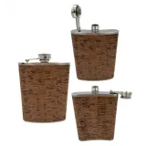 Ciemnobrązowa piersiówka metalowa powlekana korkiem o pojemności 0,2 l