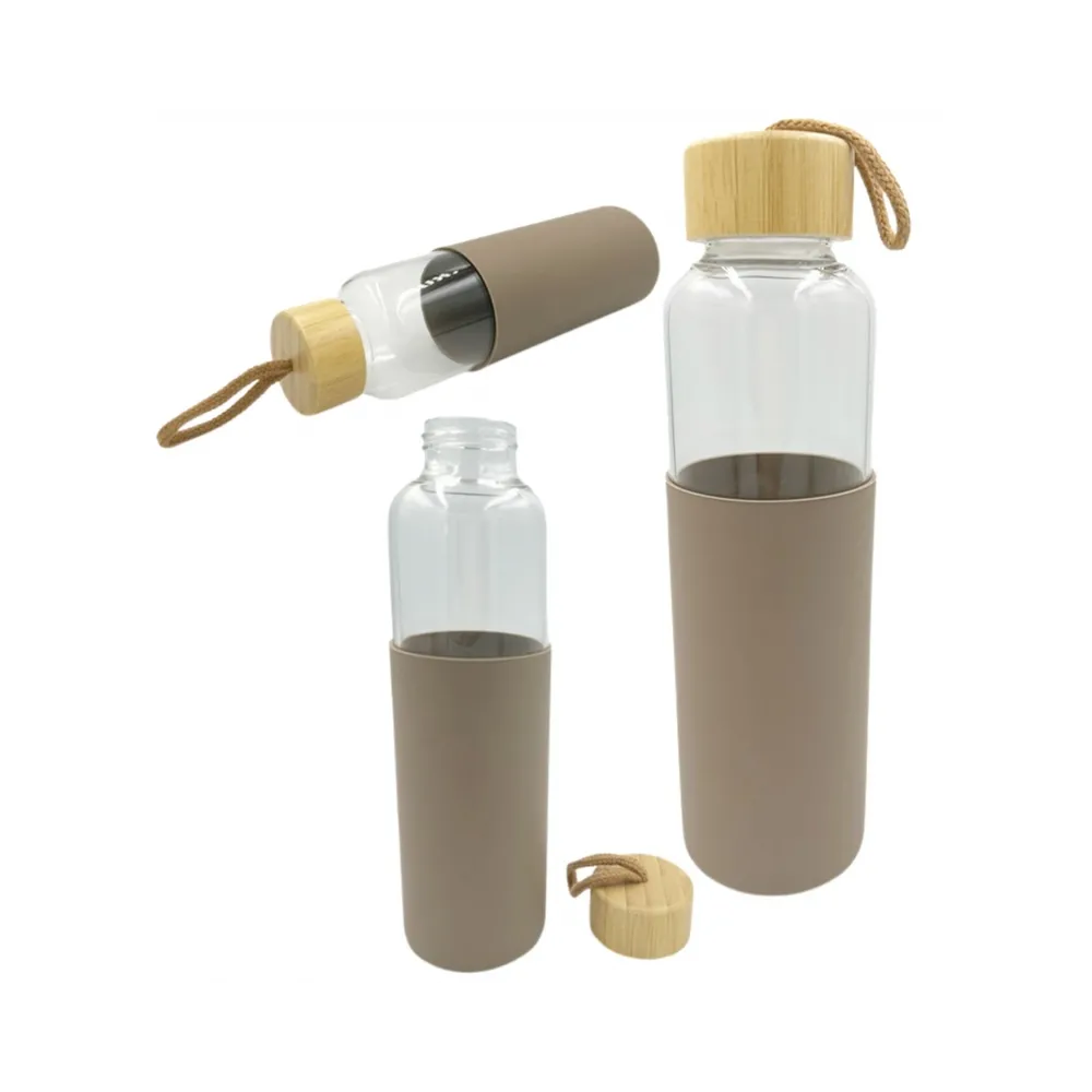 Szklany bidon z beżowym silikonowym etui i bambusową zakrętką 550 ml