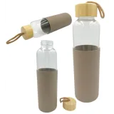 Szklany bidon z beżowym silikonowym etui i bambusową zakrętką 550 ml