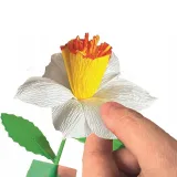 Twórcza zabawa dla dzieci – składanie kwiatów żonkili z elementów zestawu