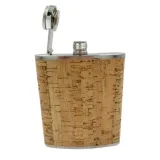 Kompaktowa piersiówka podróżna z metalową obudową i korkowym wykończeniem