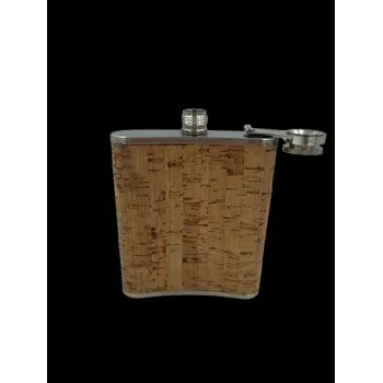 Wytrzymała piersiówka z ergonomicznym kształtem, idealna na wycieczki i plener