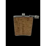 Wytrzymała piersiówka z ergonomicznym kształtem, idealna na wycieczki i plener