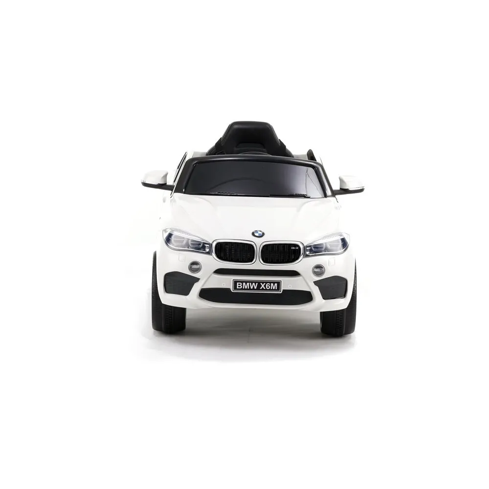 Widok dziecięcego elektrycznego BMW X6 w kolorze białym z drzwiami