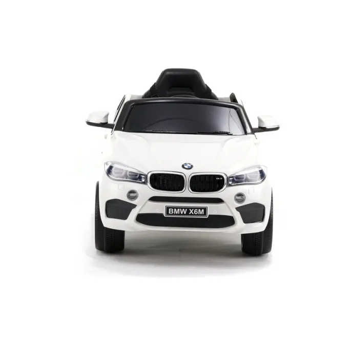 Widok dziecięcego elektrycznego BMW X6 w kolorze białym z drzwiami