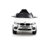 Widok dziecięcego elektrycznego BMW X6 w kolorze białym z drzwiami