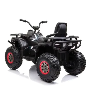 Zbliżenie na koła i zawieszenie czarnego quada dziecięcego