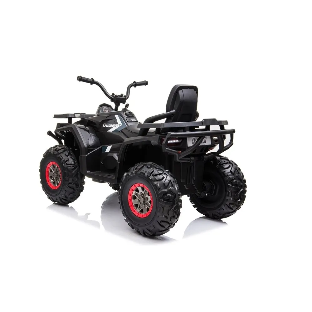 Zbliżenie na koła i zawieszenie czarnego quada dziecięcego