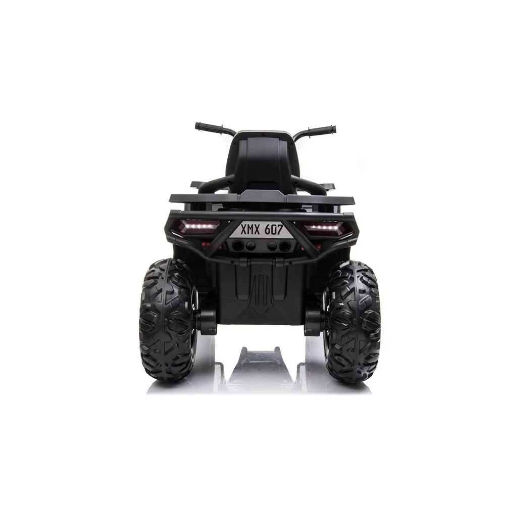 Quad na akumulator XMX607 czarny podczas jazdy na podwórku