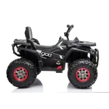 Czarny quad dziecięcy z akumulatorem na tle białego tła