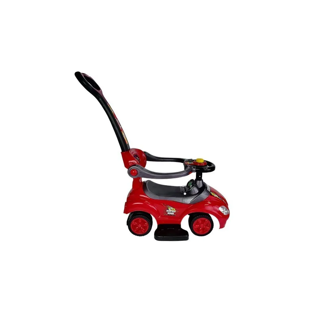 Dziecko jadące czerwonym jeździkiem z pchaczem w parku