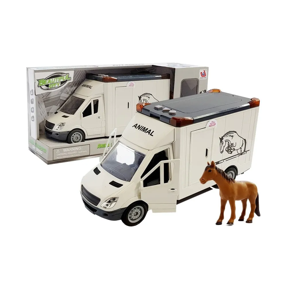 Biały samochód do przewozu koni z otwartymi drzwiami na tle białym