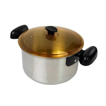 Szczegółowy widok garnków ze stali nierdzewnej z pokrywkami do zabawy