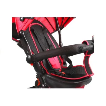 Detal pięciopunktowych pasów bezpieczeństwa w rowerku trójkołowym