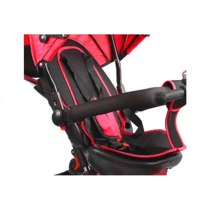 Detal pięciopunktowych pasów bezpieczeństwa w rowerku trójkołowym