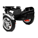 Nowoczesny rower trójkołowy PRO500 czerwony prezentowany na zewnątrz