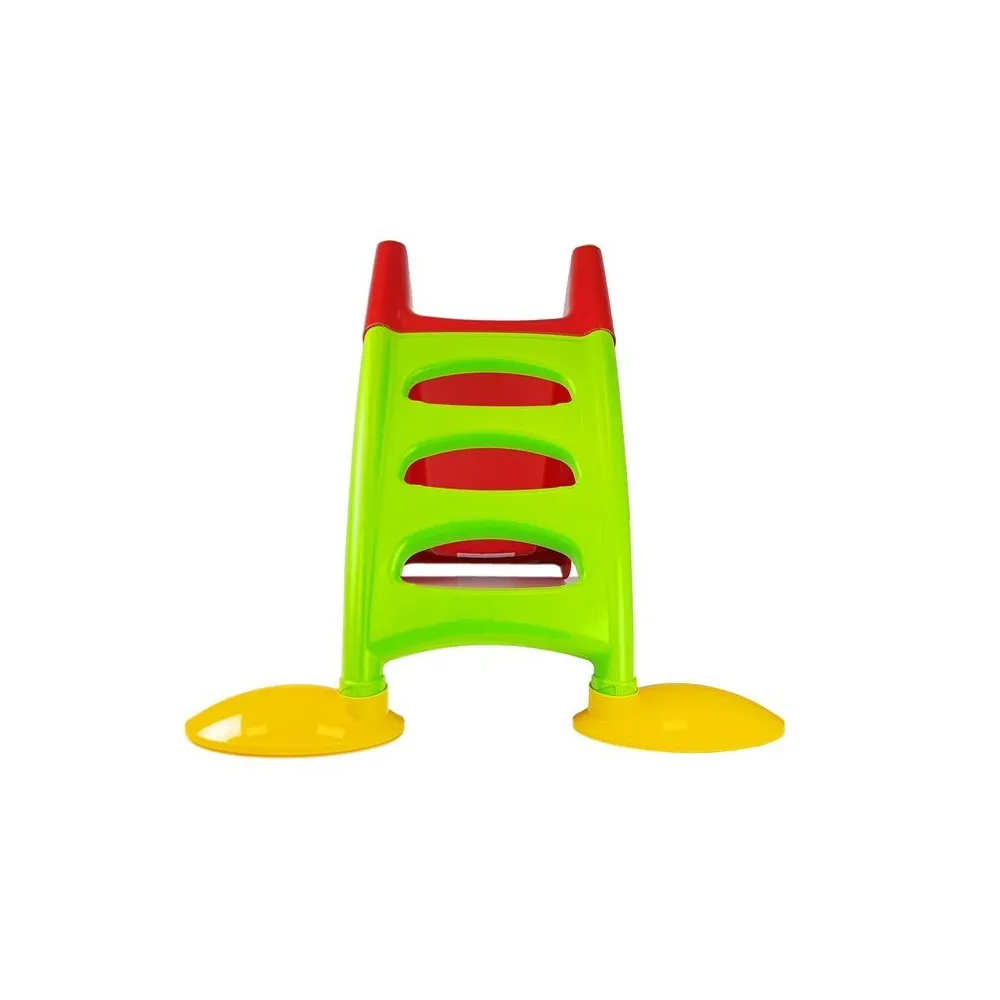 Mała zjeżdżalnia plastikowa dla dzieci, widoczna trzystopniowa drabinka