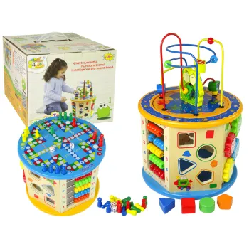 drewniana kostka edukacyjna na kolorowym tle