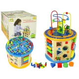 drewniana kostka edukacyjna na kolorowym tle