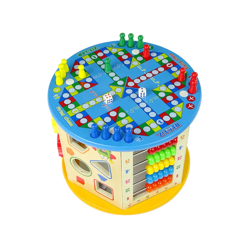 zbliżenie na sorter i kolorowe klocki w drewnianej kostce