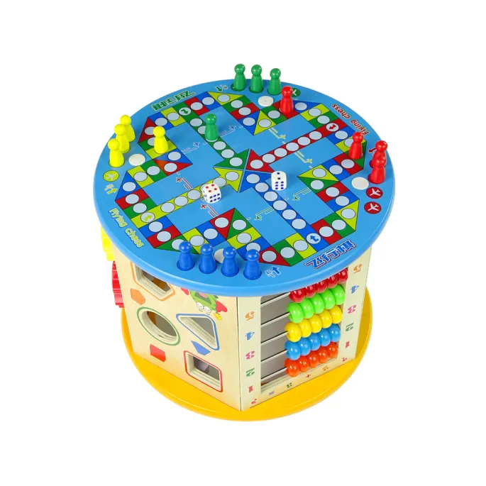 zbliżenie na sorter i kolorowe klocki w drewnianej kostce