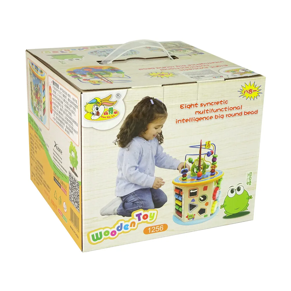 plansza gry chińczyk z pionkami i kością w drewnianej kostce