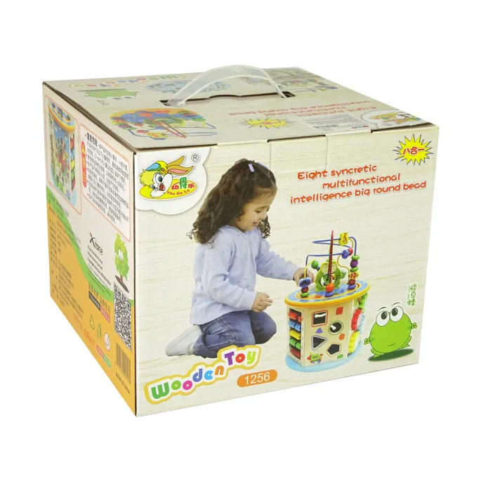 plansza gry chińczyk z pionkami i kością w drewnianej kostce