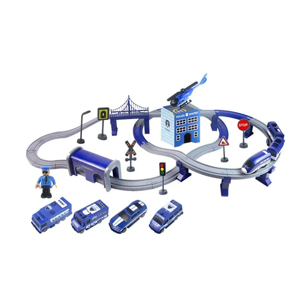 elementy: znaki drogowe, tor, instrukcja i akcesoria rozłożone na stole