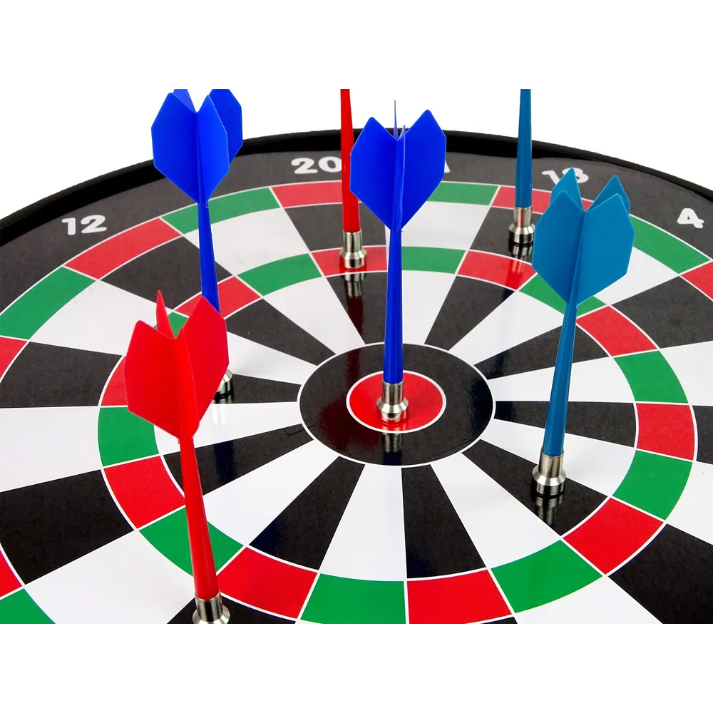 Widok całej tarczy z rzutkami na polach punktowych