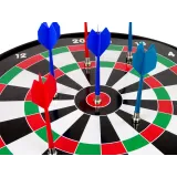 Widok całej tarczy z rzutkami na polach punktowych