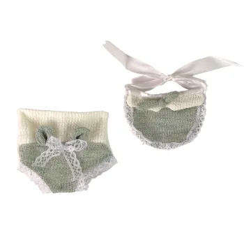 Widok lalki siedzącej w jasnozielonym zestawie ubranek