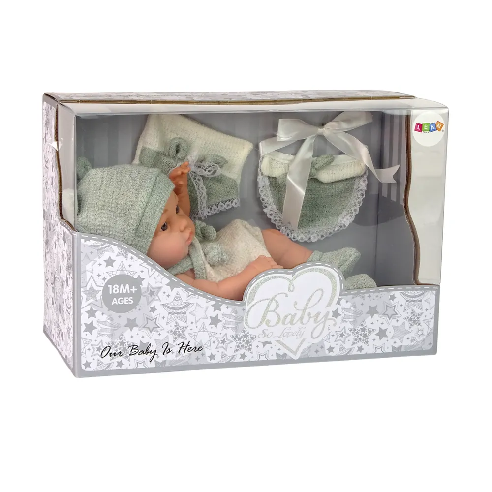 Detal lalki z ruchomymi rękami i nogami w uroczej stylizacji