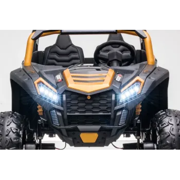 zbliżenie na detale nadwozia złotego auta akumulatorowego