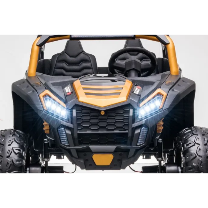 zbliżenie na detale nadwozia złotego auta akumulatorowego