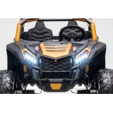 zbliżenie na detale nadwozia złotego auta akumulatorowego