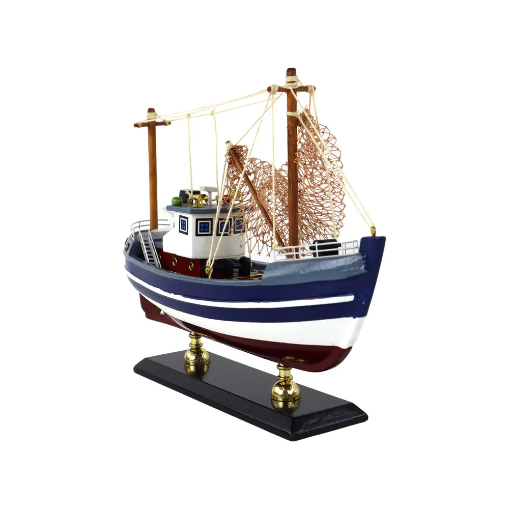 zbliżenie na kabinę nawigacyjną modelu statku kolekcjonerskiego