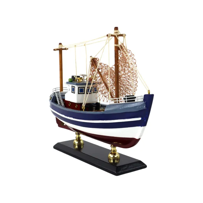 zbliżenie na kabinę nawigacyjną modelu statku kolekcjonerskiego