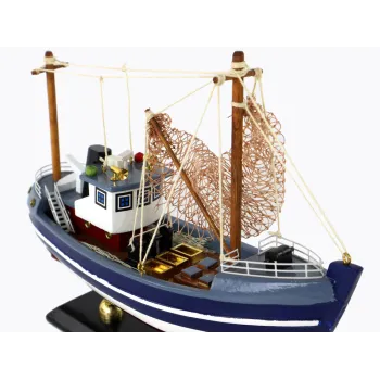 granatowy model statku z siatką do połowu ryb i detalami pokładu