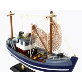 granatowy model statku z siatką do połowu ryb i detalami pokładu