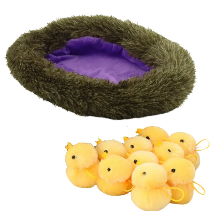 Detal dużej kury pluszowej z miękkimi, brązowo-żółtymi elementami