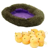 Detal dużej kury pluszowej z miękkimi, brązowo-żółtymi elementami