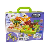 Klocki i pinezki tworzące wzór motyla na planszy