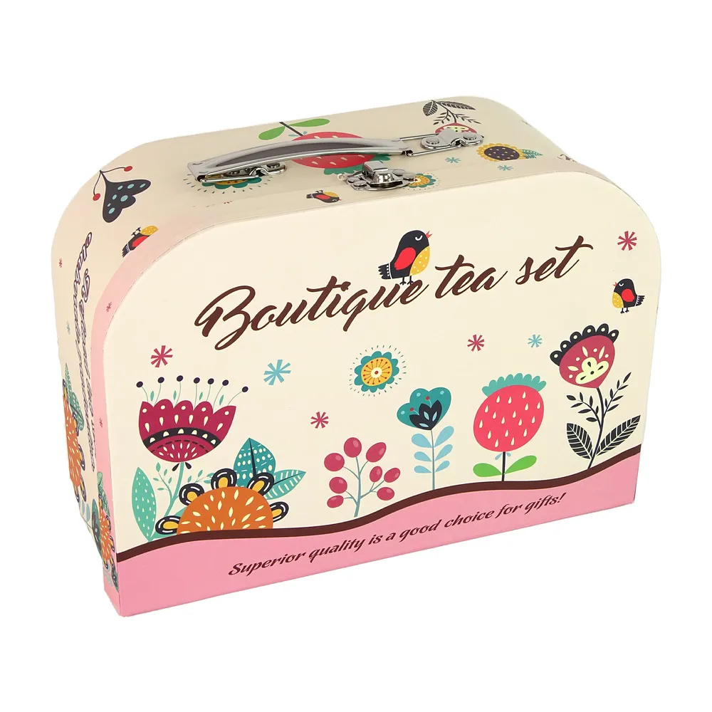 zbliżenie na różowe talerzyki z ciekawym wzorem z zestawu