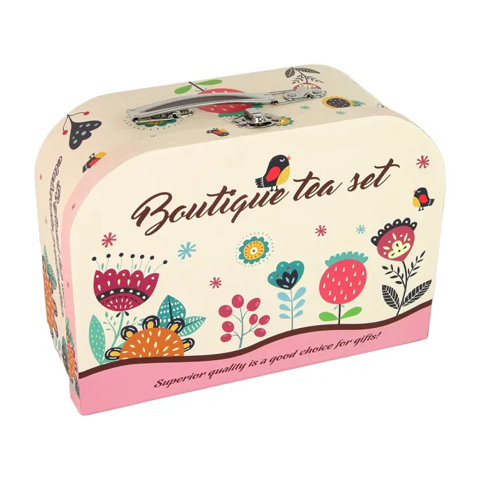 zbliżenie na różowe talerzyki z ciekawym wzorem z zestawu