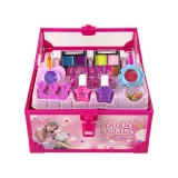 zbliżenie na błyszczyki, lakiery i ozdoby do paznokci z zestawu dla dzieci